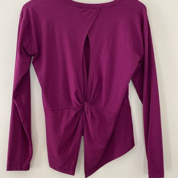 ATHLETA WOMENS ESSENCE TWIST LONG SLEEVE TOP IN Exotic Fuchsia Size M - Picture 4 of 12